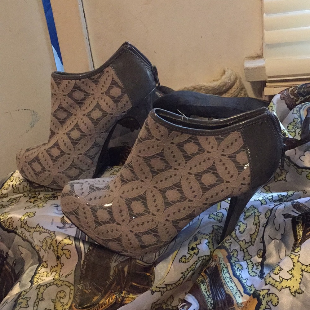 Grey detailed boot heels